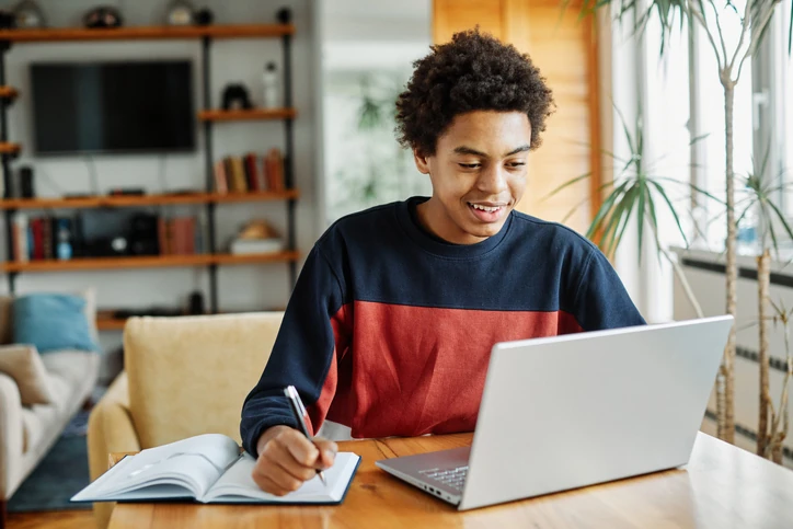 https://estaticos.animaeducacao.com.br/medias/20260504181958/GettyImages-1581045672.webp Estudante dedicado realizando pesquisas e estudos acadêmicos utilizando um computador portátil em casa