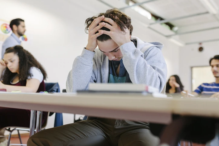 Entenda os impactos do estresse acadêmico e da pressão escolar no desempenho dos estudantes universitários
