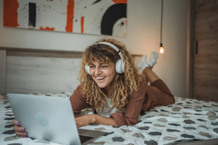 Estudante aproveitando o ensino à distância com conforto e tecnologia em ambiente aconchegante
