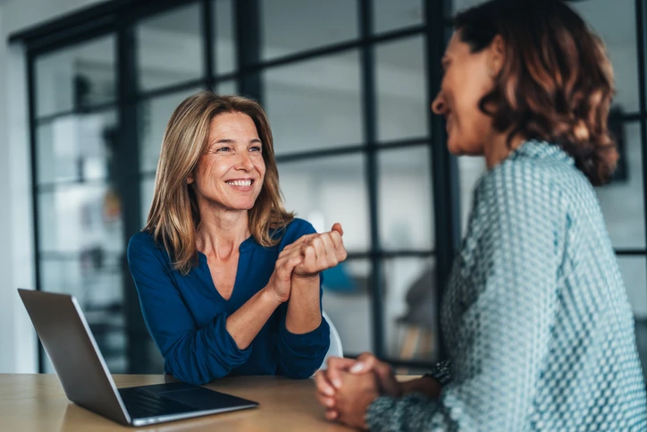 https://estaticos.animaeducacao.com.br/medias/20260508175821/GettyImages-2222525809_1.webp Profissionais colaborando em uma reunião de trabalho produtiva e positiva em um ambiente corporativo moderno