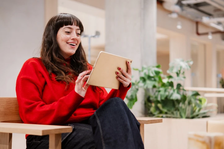 https://estaticos.animaeducacao.com.br/medias/20260508182157/GettyImages-2219971537.webp Estudante jovem e feliz utilizando tablet em um espaço de convivência moderno para atividades digitais