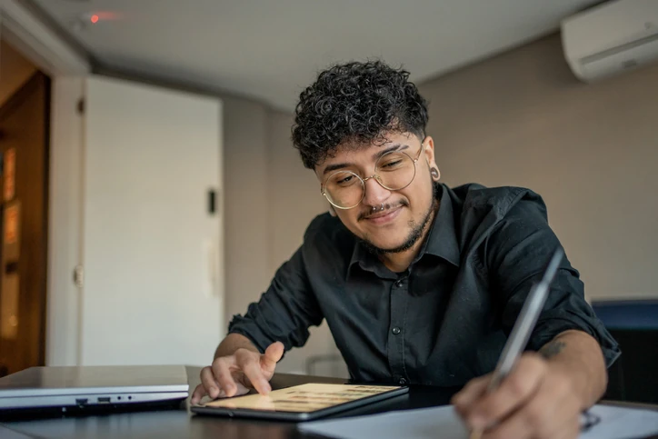 https://estaticos.animaeducacao.com.br/medias/20260511181713/GettyImages-1495920680.webp Estudante focado utilizando tecnologia digital para realizar pesquisas e anotações em ambiente de estudo
