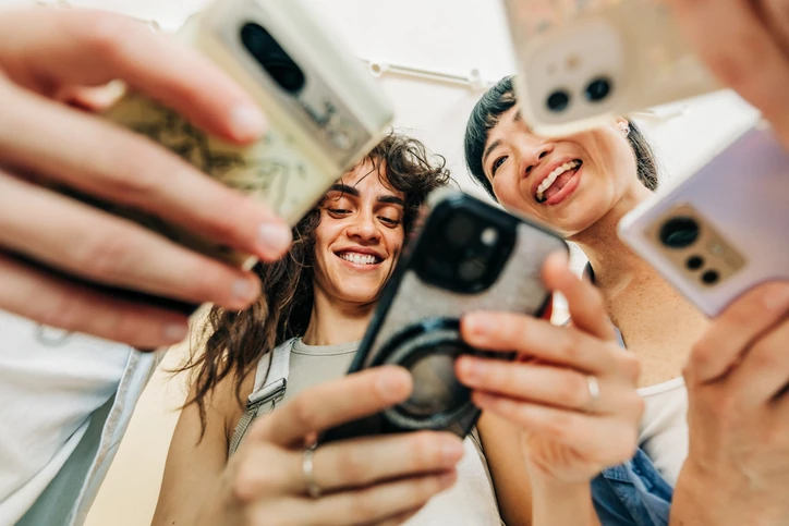Amigos conectados usando smartphones em um momento de interação social e tecnologia digital no cotidiano