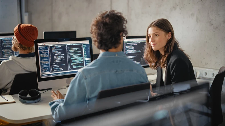 Equipe de programadores trabalhando em conjunto em um escritório de tecnologia moderno