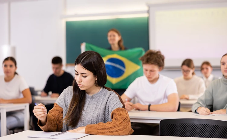 Alunos em ambiente de aprendizado acadêmico com professora representando a cultura brasileira em sala de aula