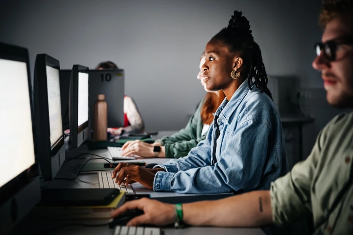 Análise e Desenvolvimento de Sistemas: tudo sobre o curso, carreira e salários em 2026
