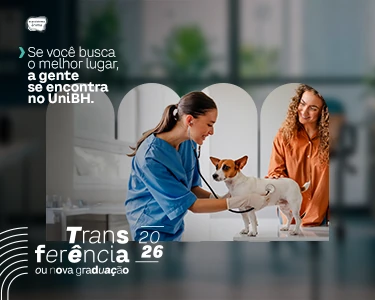 Estudante de veterinária examinando um cachorro ao lado de uma cliente no UniBH