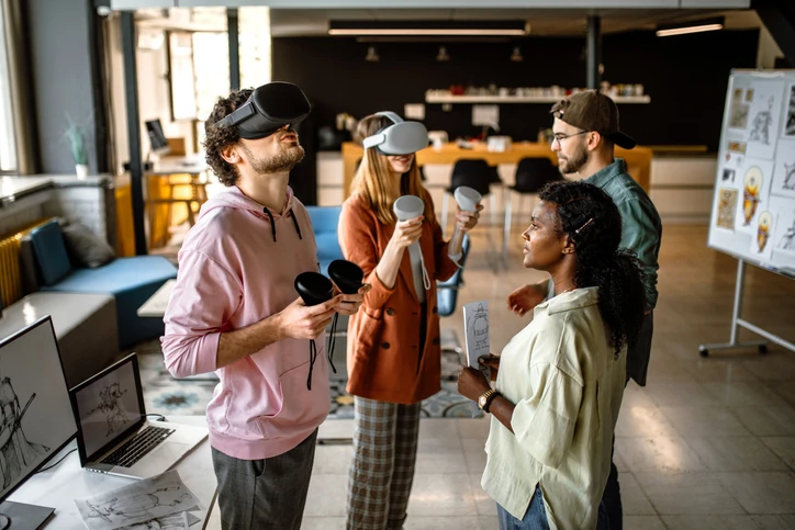 Vivência prática no evento Experimente seu Futuro da UniSociesc Estudantes utilizando óculos de realidade virtual e tecnologia em um laboratório moderno da UniSociesc durante o evento Experimente seu Futuro.