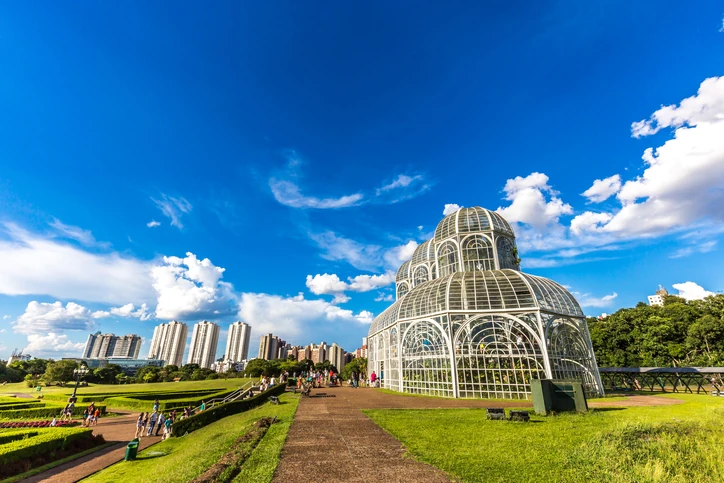Arquitetura e urbanismo em Curitiba Imagem da arquitetura de Curitiba, com a Ópera de Arame - UniCuritiba