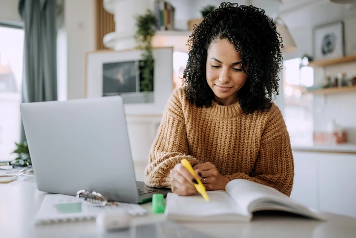Estudante analisando resultados de simulado do ENEM no notebook para identificar pontos fracos e planejar os estudos.