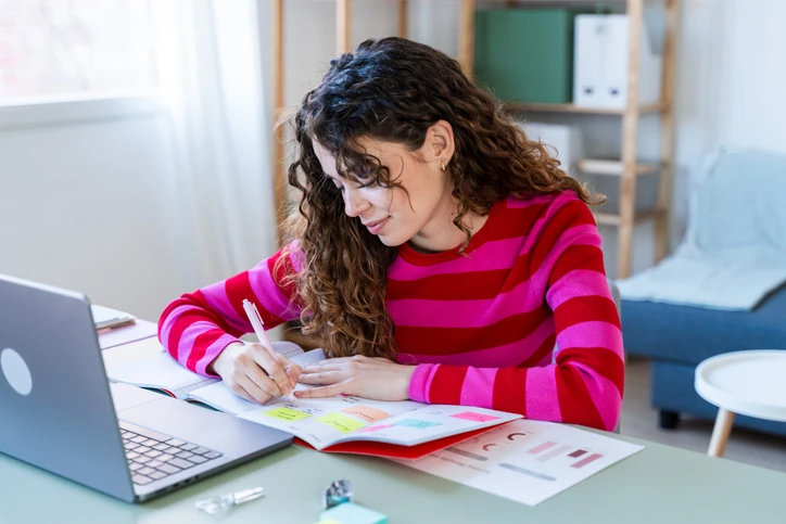 aluna estudando para vestibular aplicando gestão de tempo