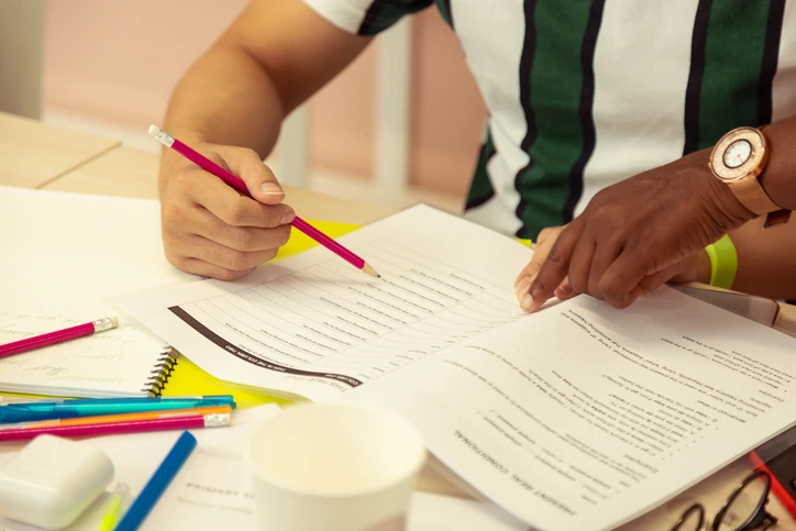 Estudante estudando para o Enem