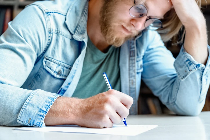estudante-escrevendo-redacao-do-enem Estudante se preparando para a prova do Enem e escrevendo uma redação