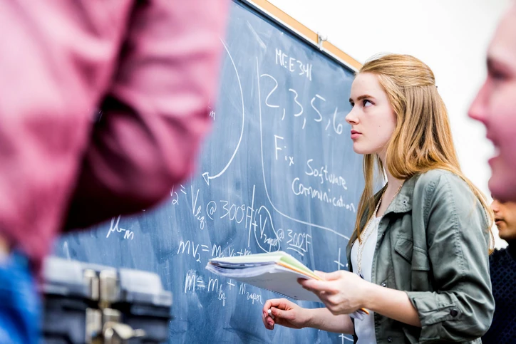 Estudantes se preparando para o ENEM questões de fisica e matemática Jovens estudando fórmulas de matemática e física para a prova do ENEM