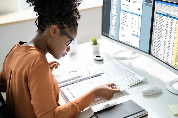Mulher usando habilidades digitais no trabalho Mulher usando habilidades digitais no trabalho