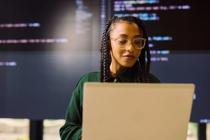 Tecnologia na Educação: Ferramentas de Aprendizagem jovem usando computador para estudar