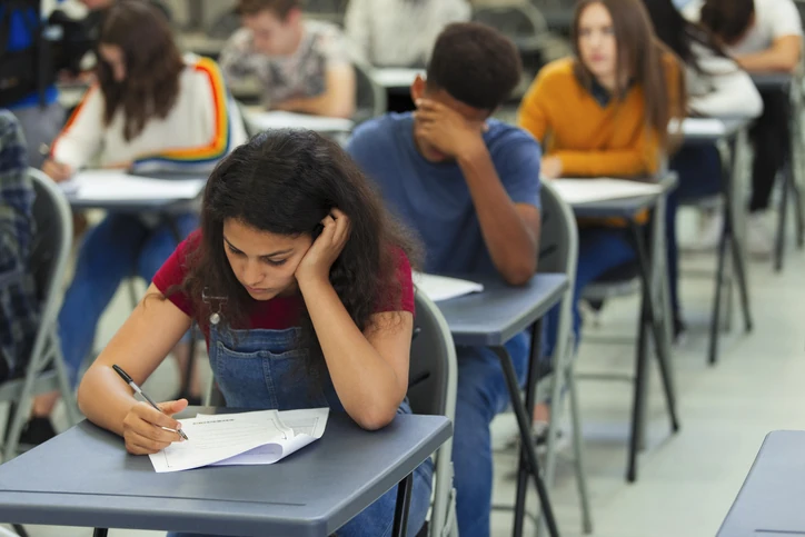 Aprenda a aplicar as fórmulas de geometria, estatística e álgebra para garantir pontos na prova de exatas.