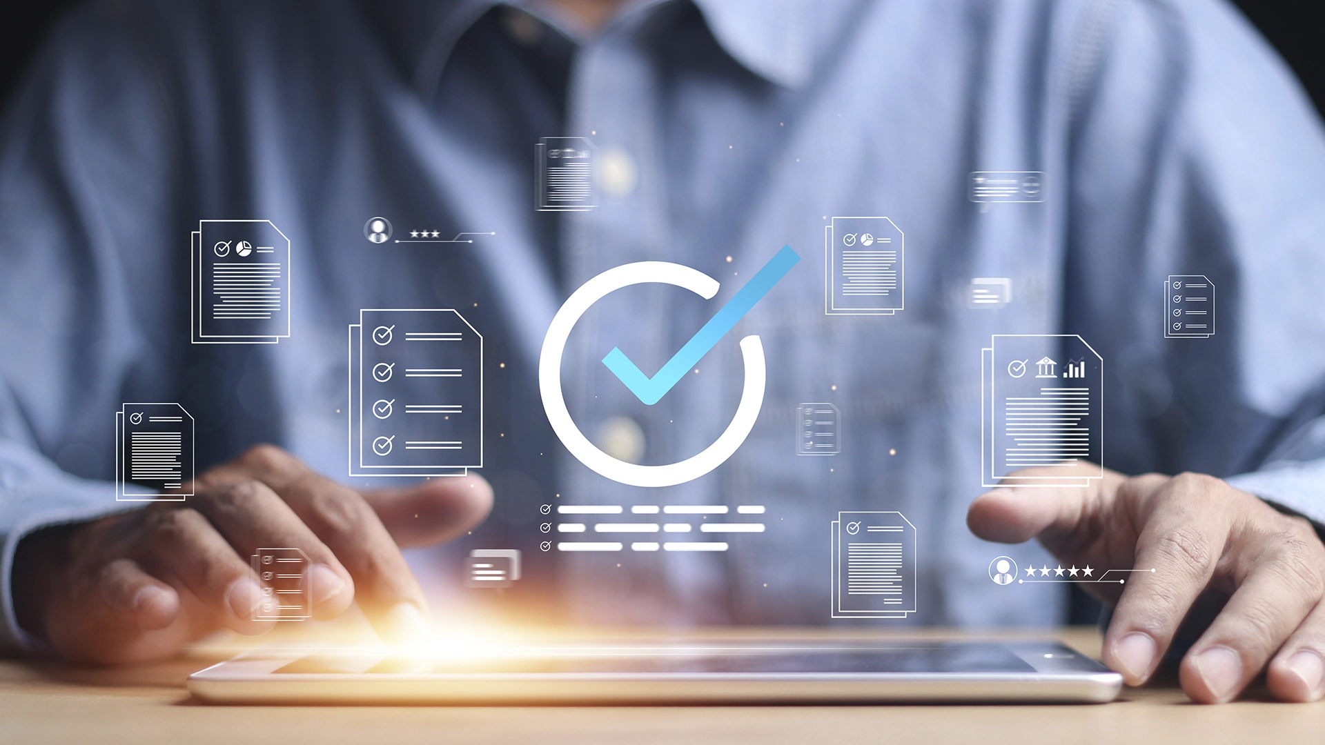 Pessoa utilizando tablet com ícones de checklist, aprovação e gestão de documentos digitais