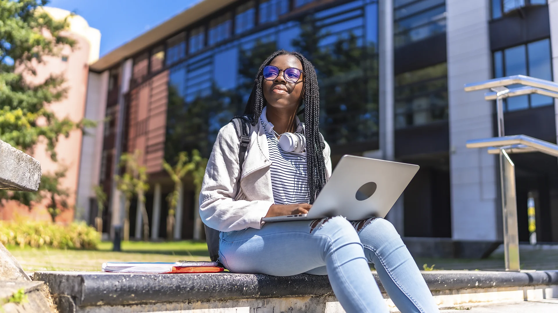 Estudante universitária usando notebook no campus da faculdade