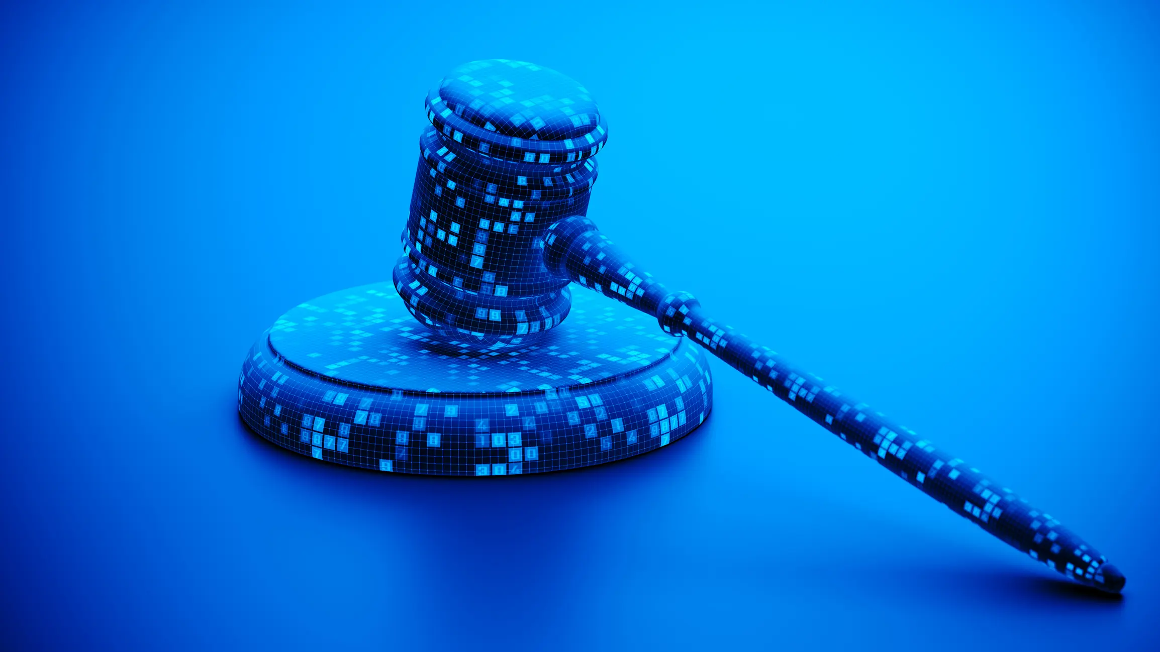 Martelo de juiz digital com padrões de código binário em fundo azul