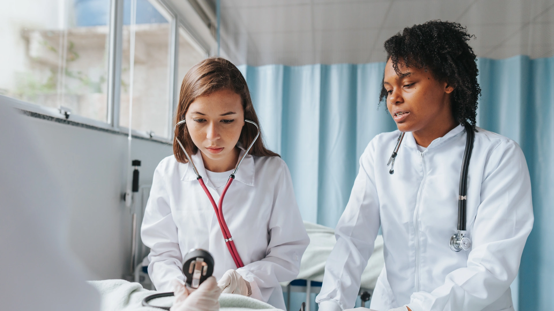 Estudantes de medicina praticando exames clínicos em ambiente hospitalar