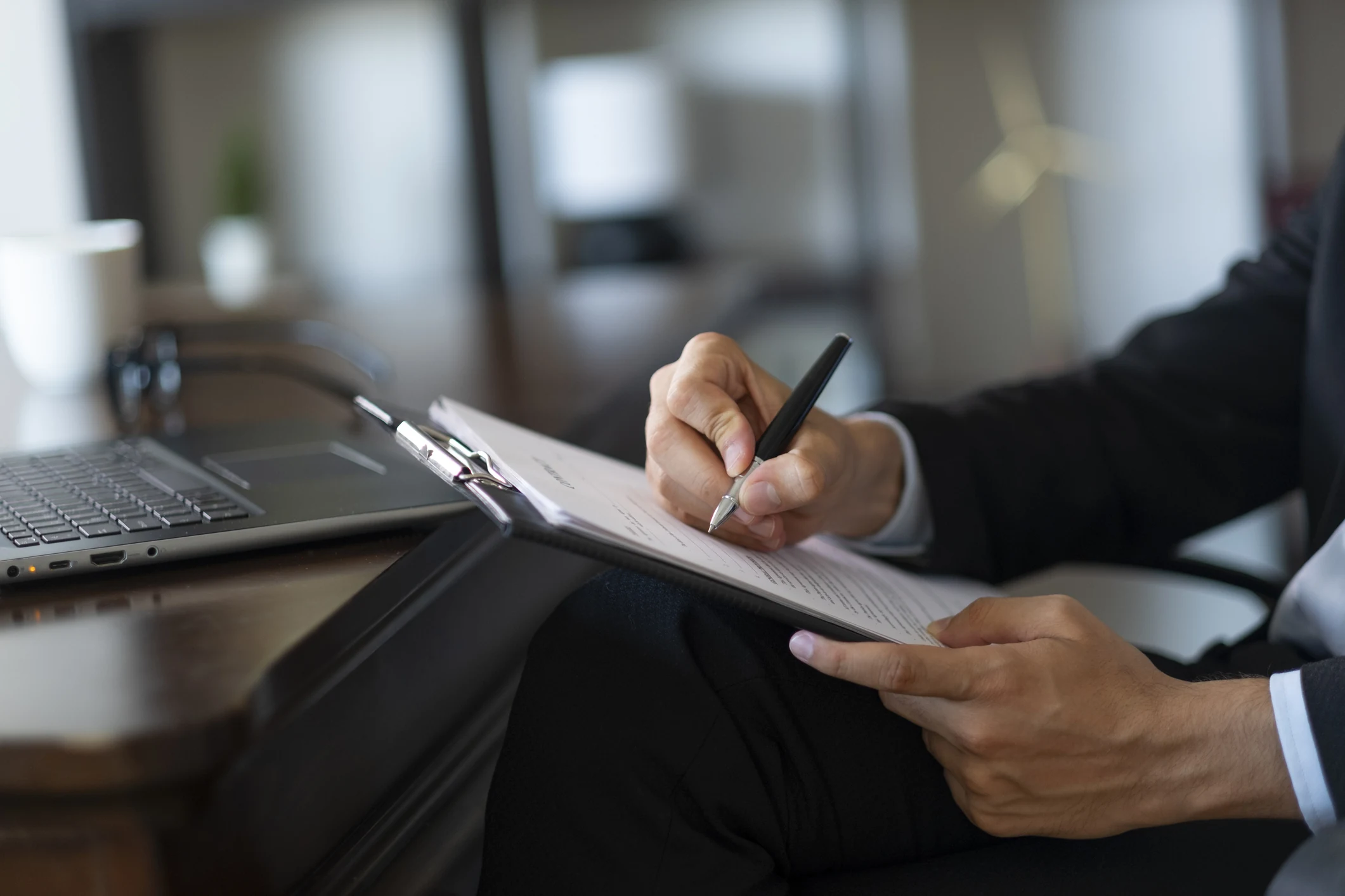 Executivo assinando contrato em prancheta no escritório