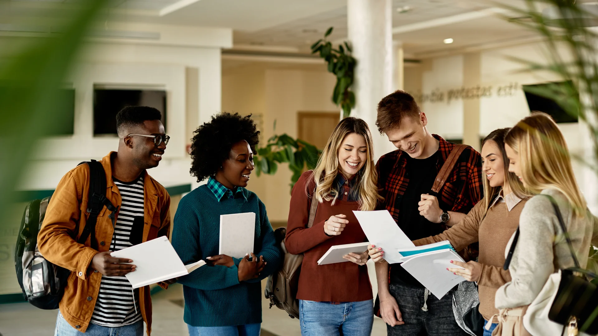 Estudantes universitários colaborando em um projeto acadêmico no campus para promover a vida estudantil e o aprendizado em equipe