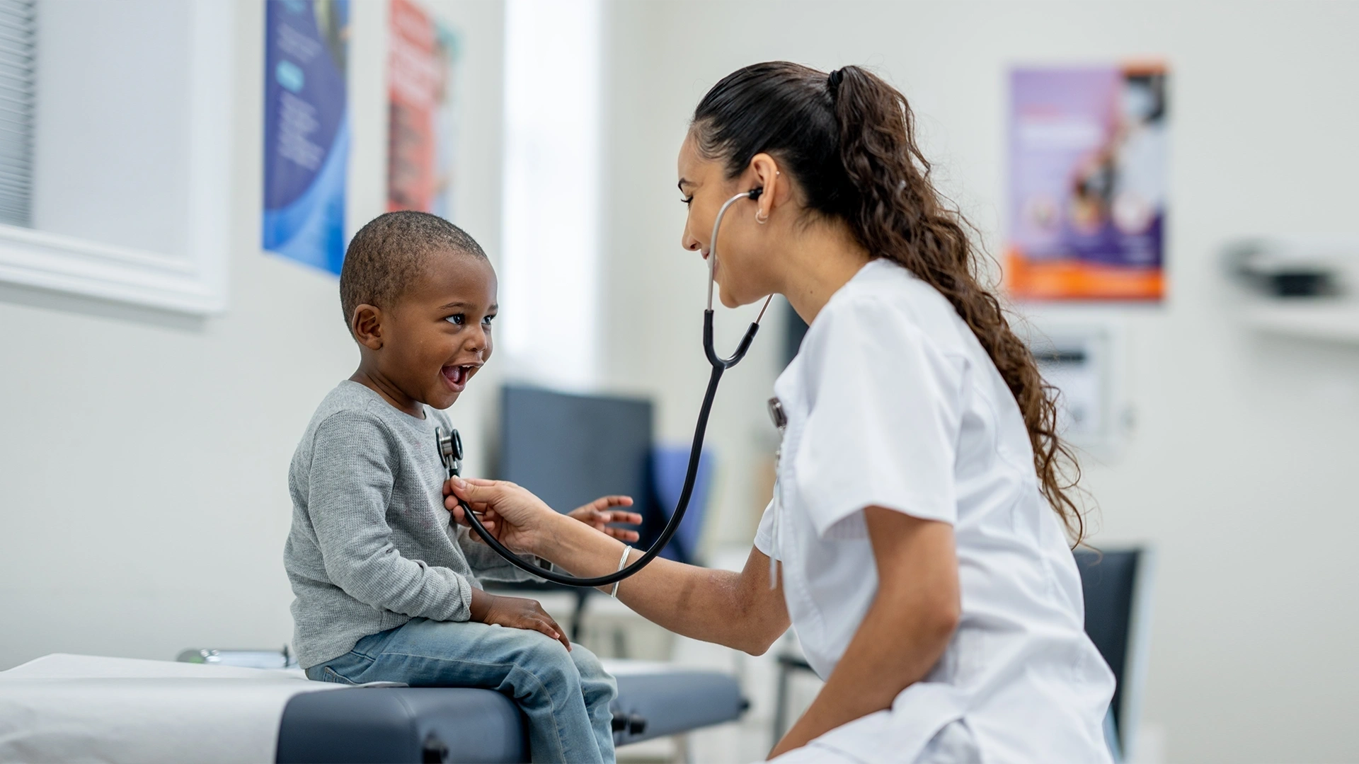 Aluna de medicina fazendo atendimento a uma criança