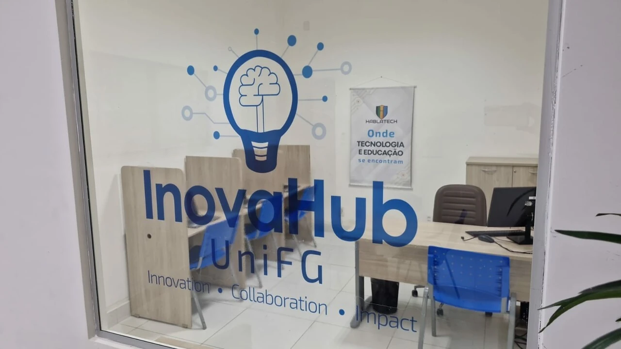 Fachada de vidro do InovaHub UniFG com logo de lâmpada e cérebro e interior de escritório moderno