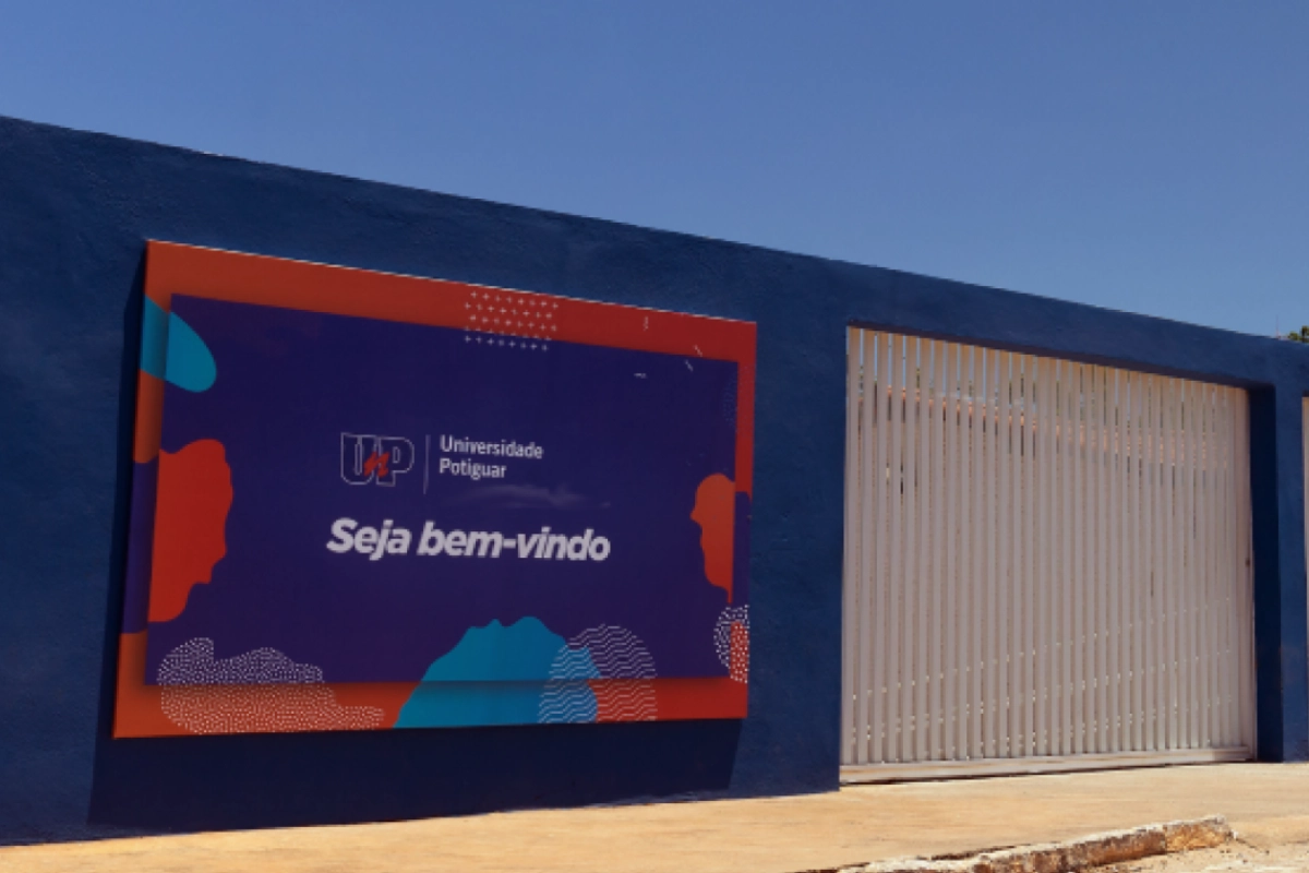 Placa de boas-vindas na fachada da Universidade Potiguar (UnP) com design moderno