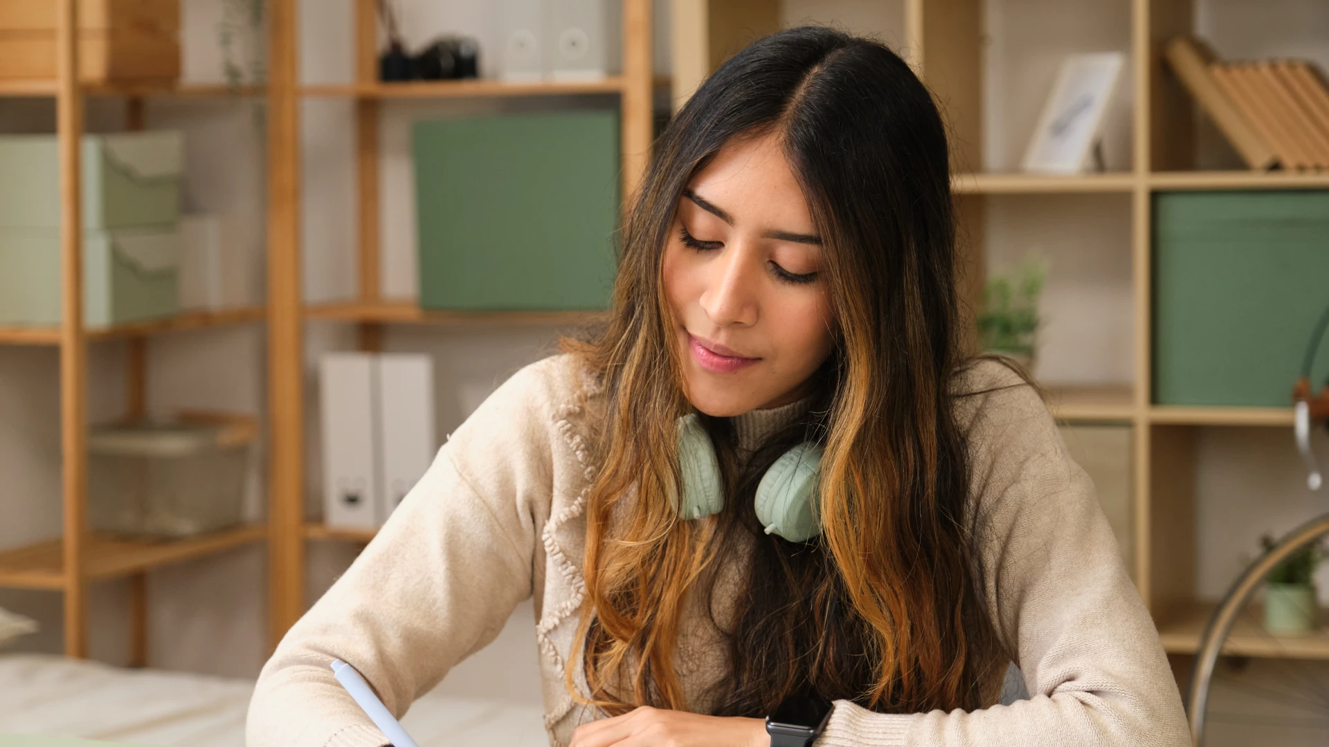 Estudante universitária concentrada realizando seus estudos em um ambiente de aprendizado produtivo e organizado