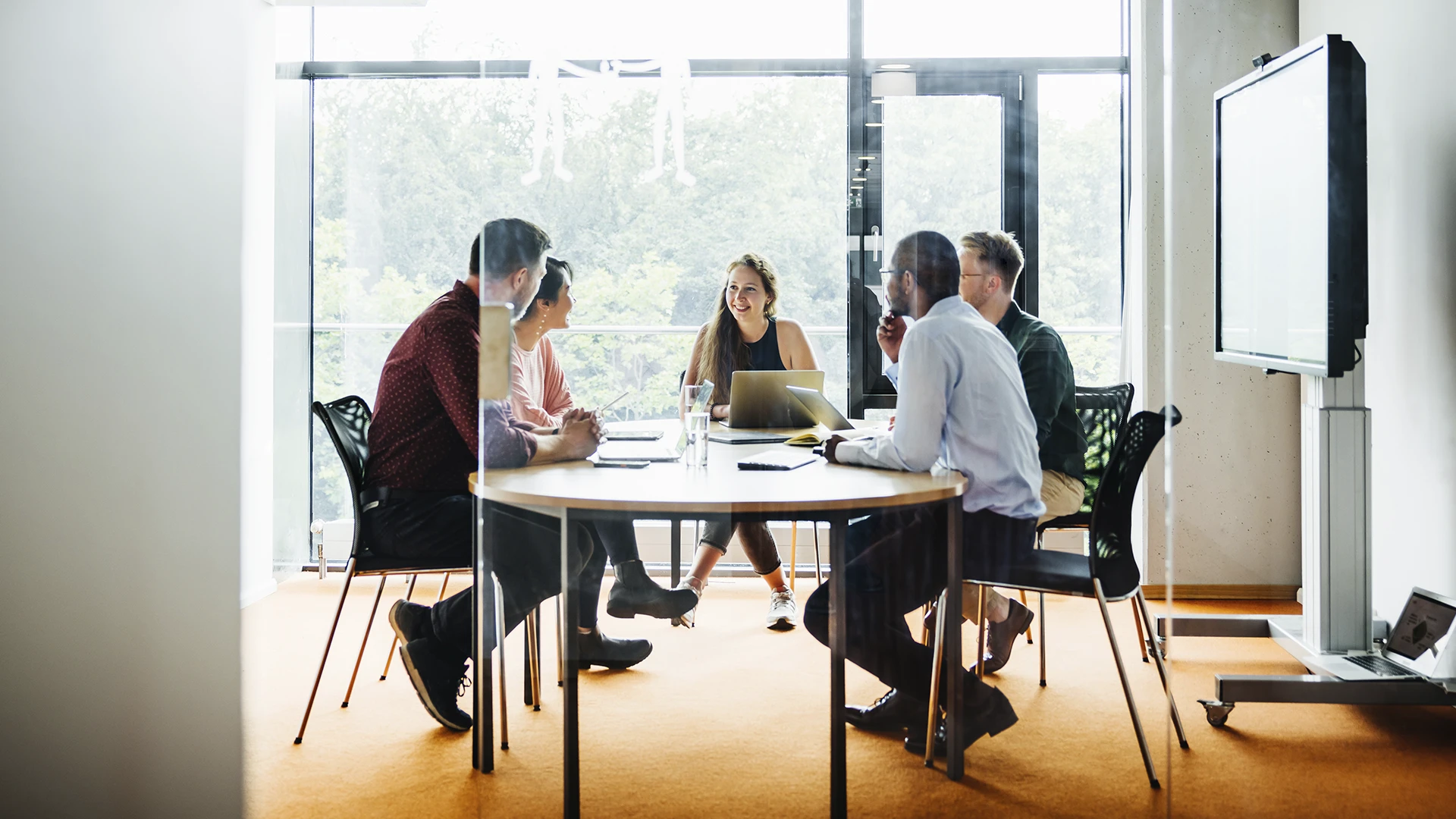 Equipe diversa em reunião de trabalho colaborativa em escritório moderno