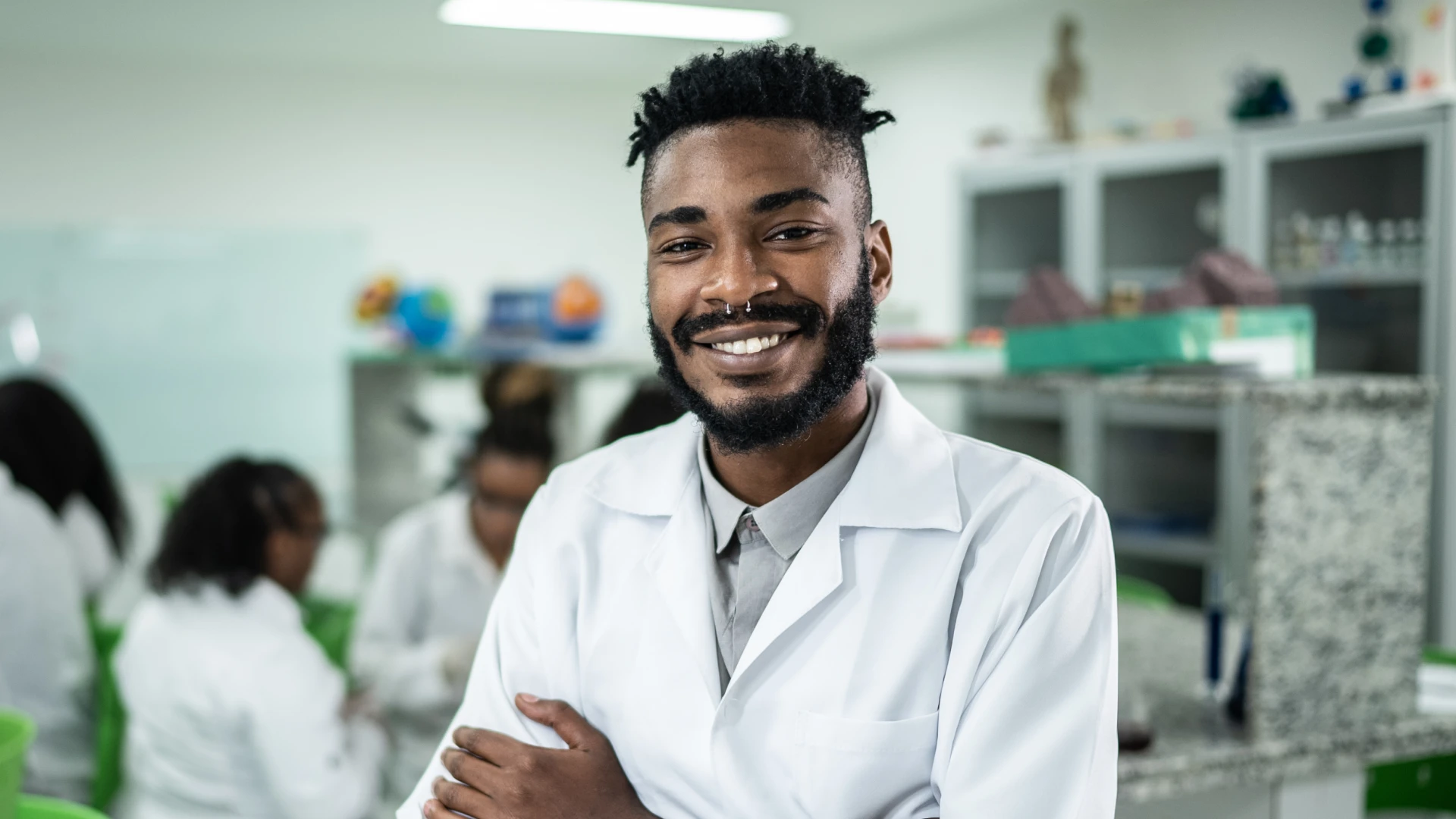 Estudante de ciências motivado em laboratório de pesquisa acadêmica para cursos de graduação e pós-graduação