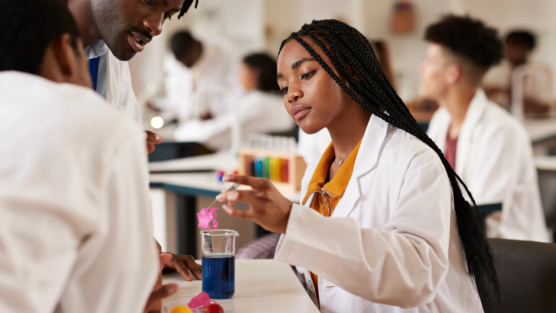 Estudantes universitários realizando experimento de química em laboratório