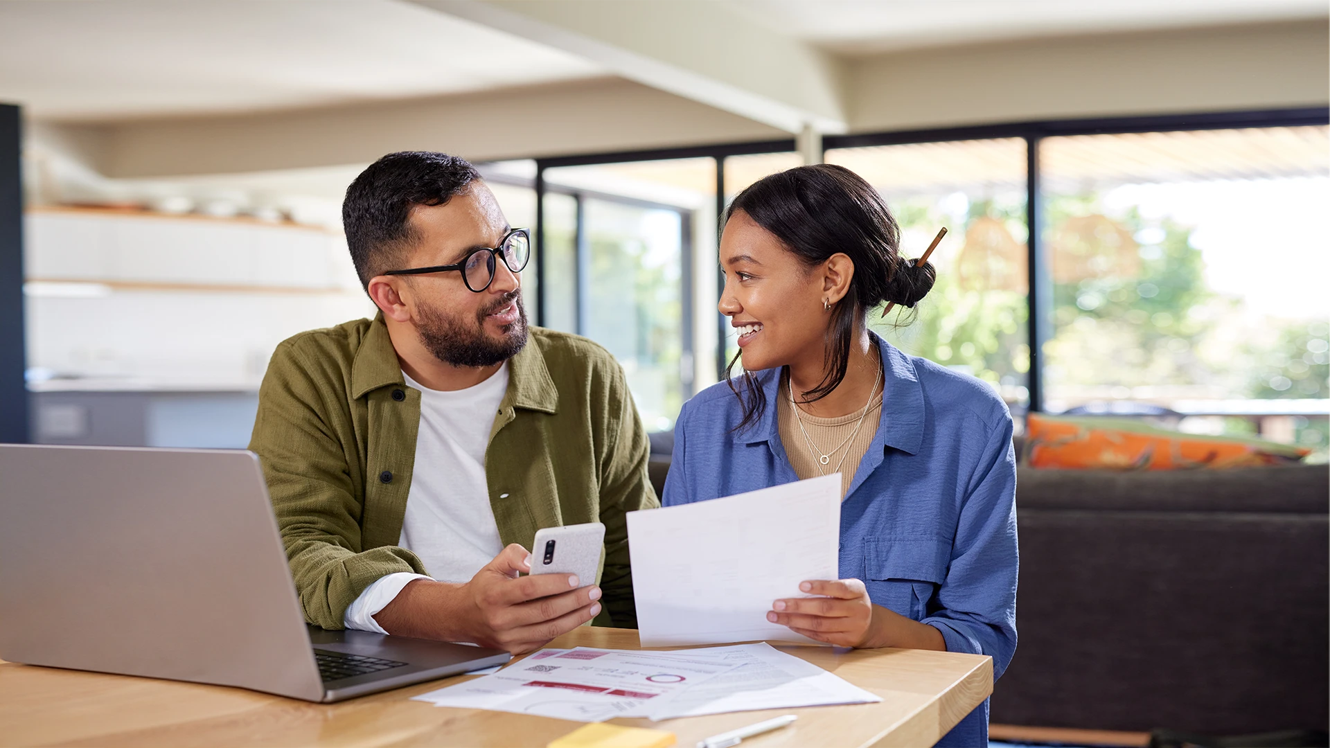 Estudantes sentados e um deles segurando um papel fiscal na mão