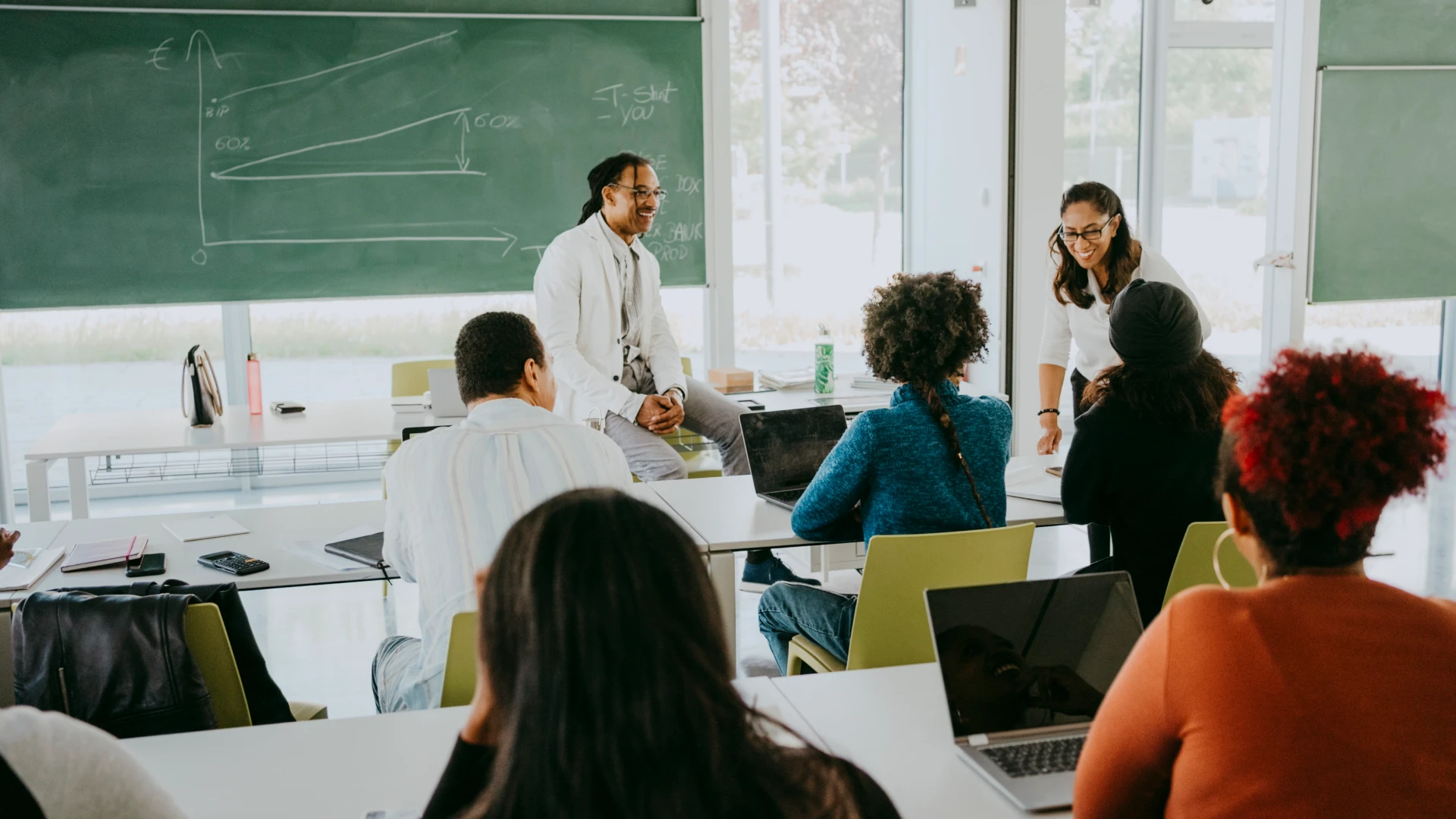 Ambiente de aprendizado colaborativo com professor e estudantes interagindo em sala de aula universitária dinâmica.