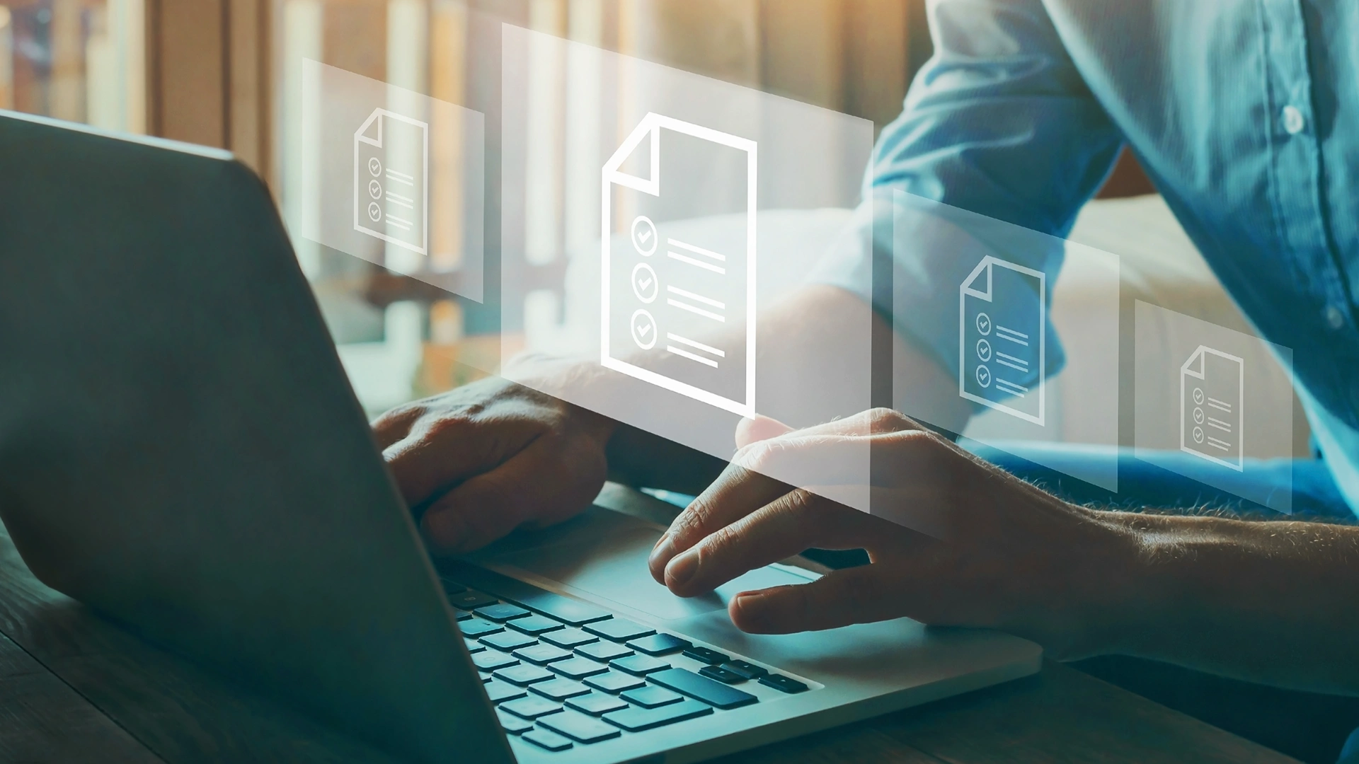 Profissional utilizando notebook com ícones digitais de documentos e checklists holográficos