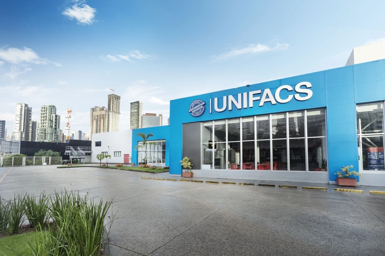 Fachada do campus da Universidade Salvador UNIFACS com estacionamento e prédios ao fundo