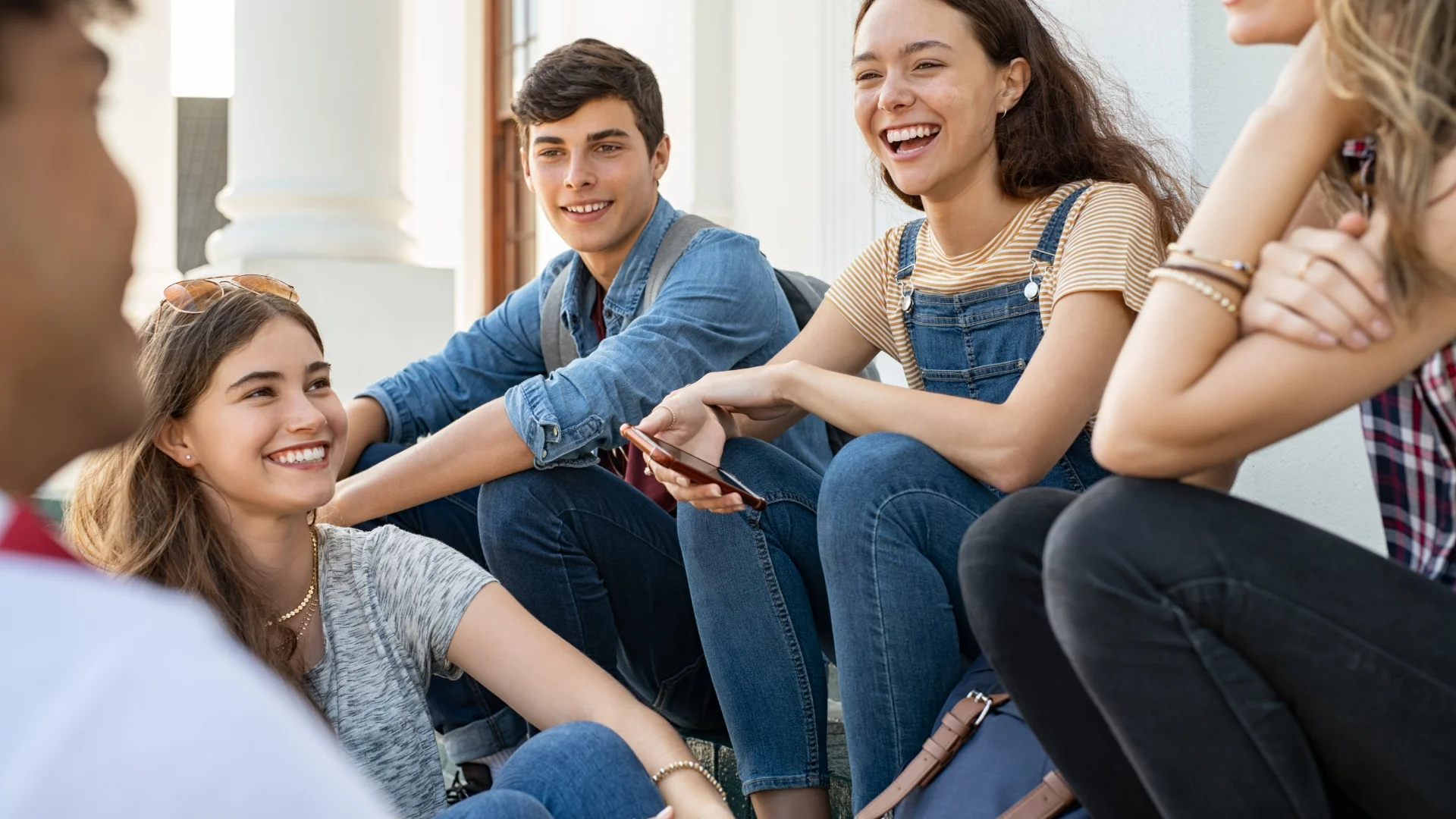 Estudantes universitários jovens e diversos aproveitando o tempo livre e socializando no campus da faculdade