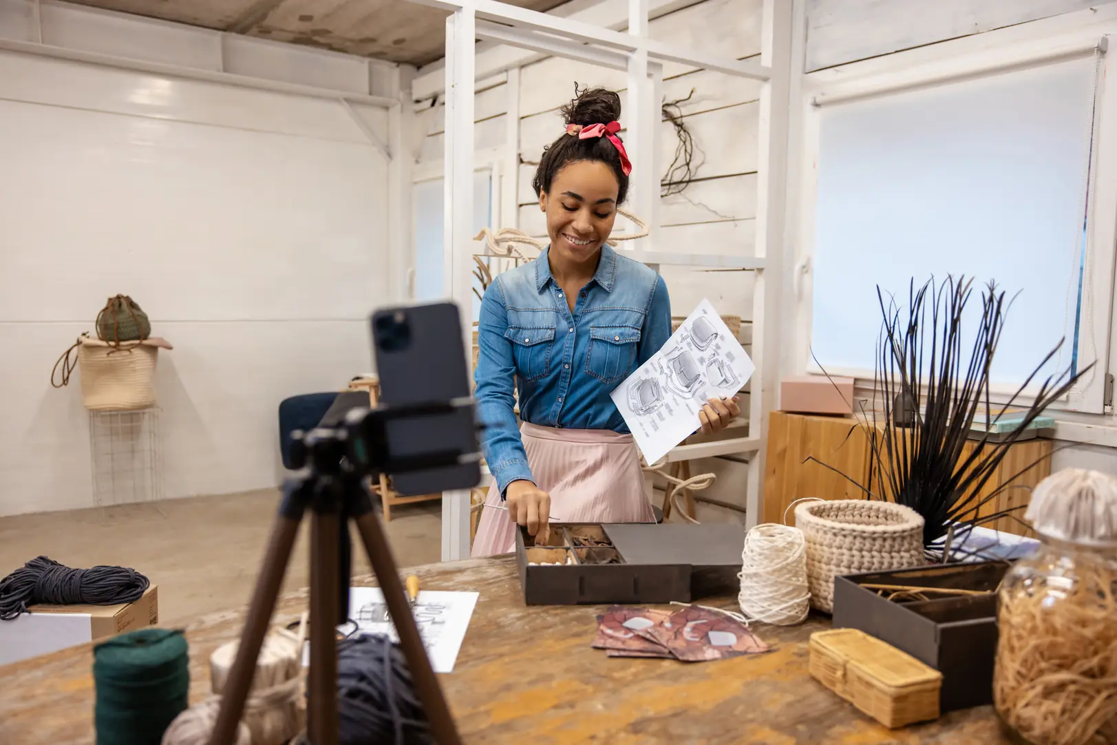 Mulher artesã gravando um vídeo tutorial de artesanato para redes sociais