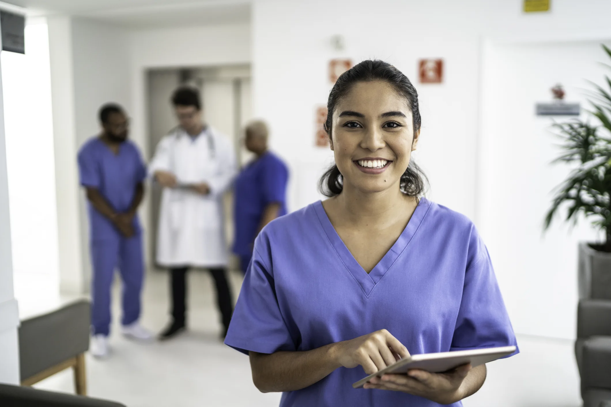 Profissional de saúde utilizando tecnologia digital no ambiente hospitalar para melhorar o atendimento ao paciente