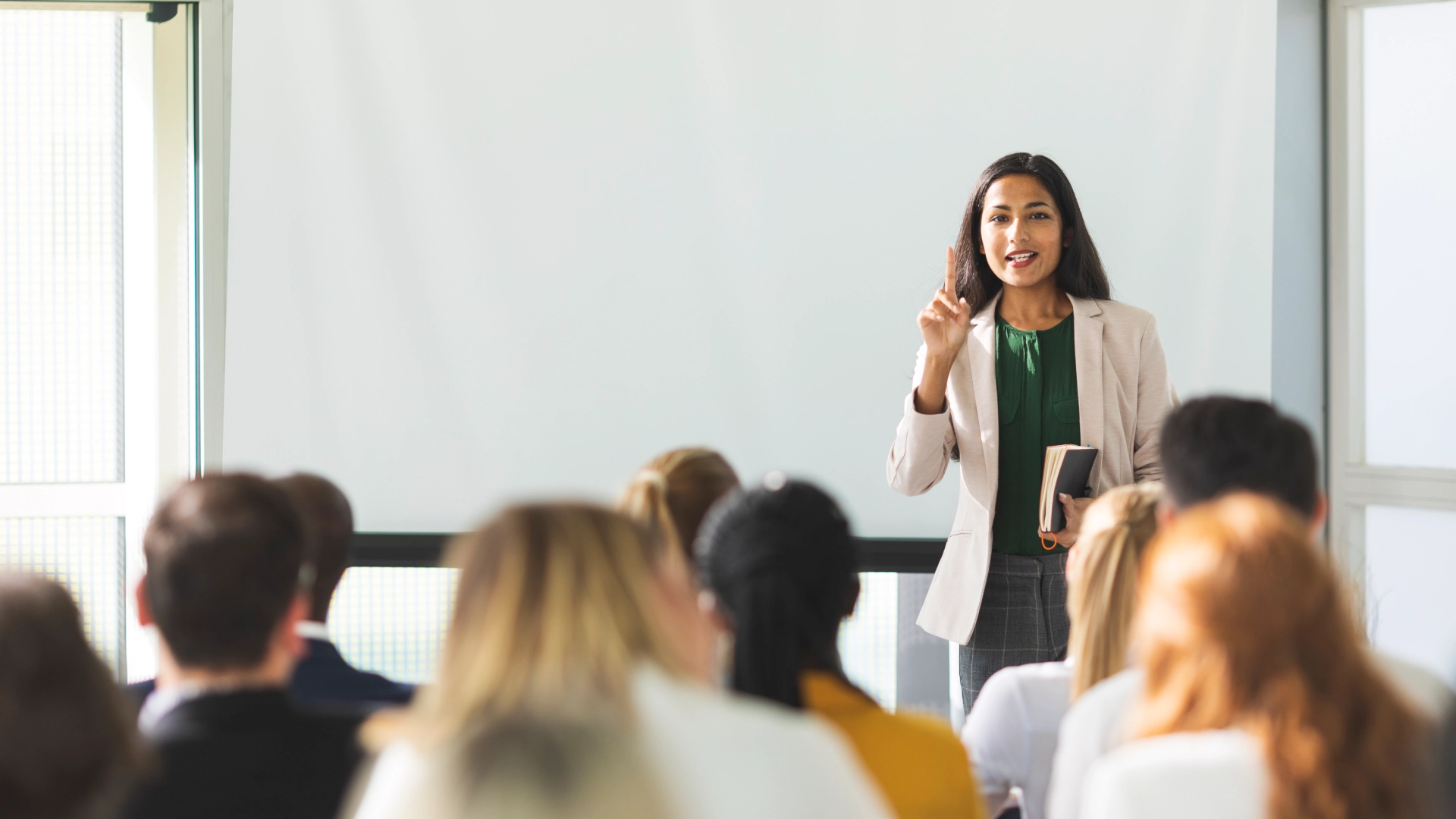 Palestrante profissional conduzindo uma apresentação educacional ou corporativa para um grupo de alunos ou profissionais