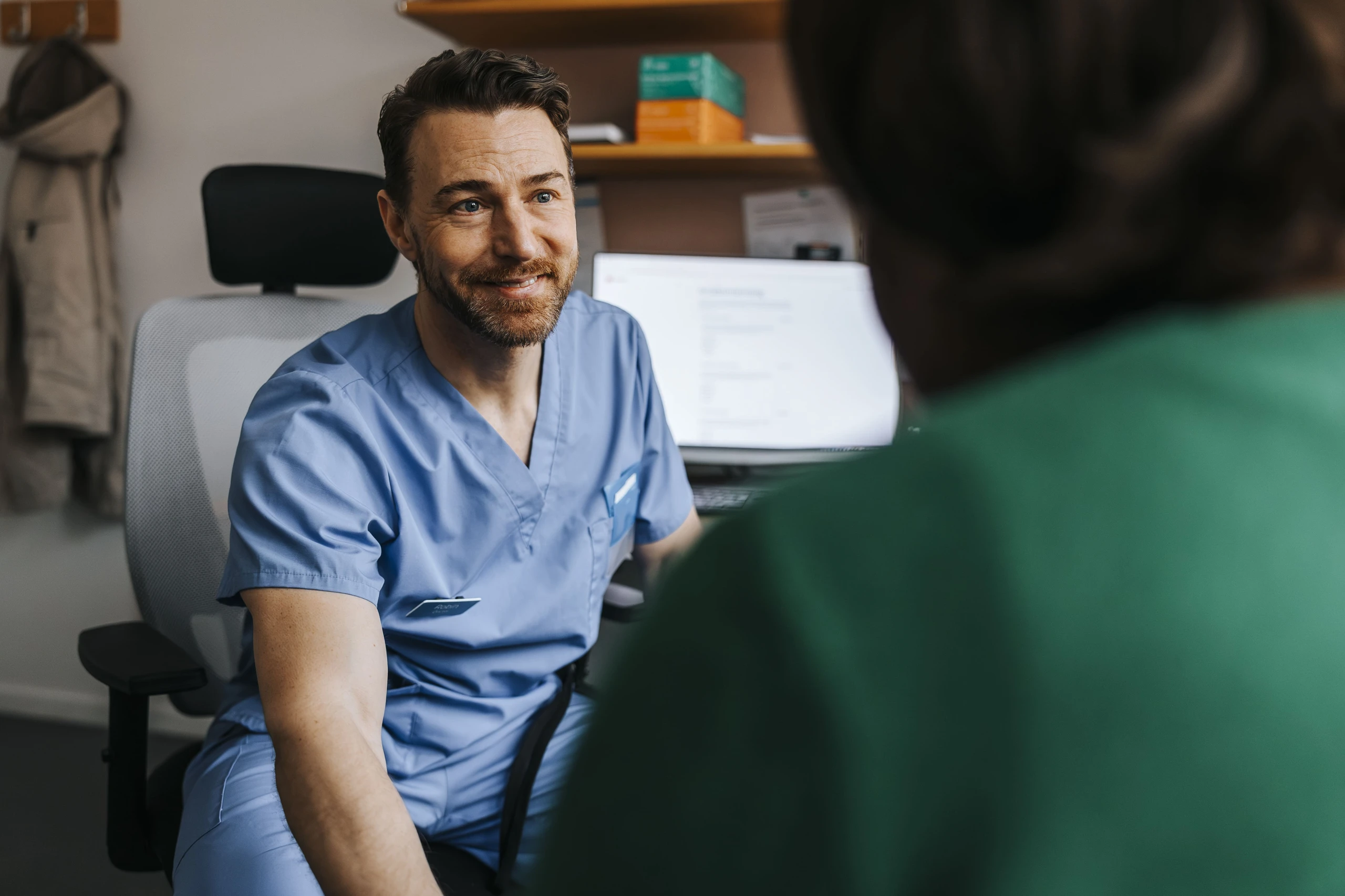 Médico conversando com paciente em consultório médico