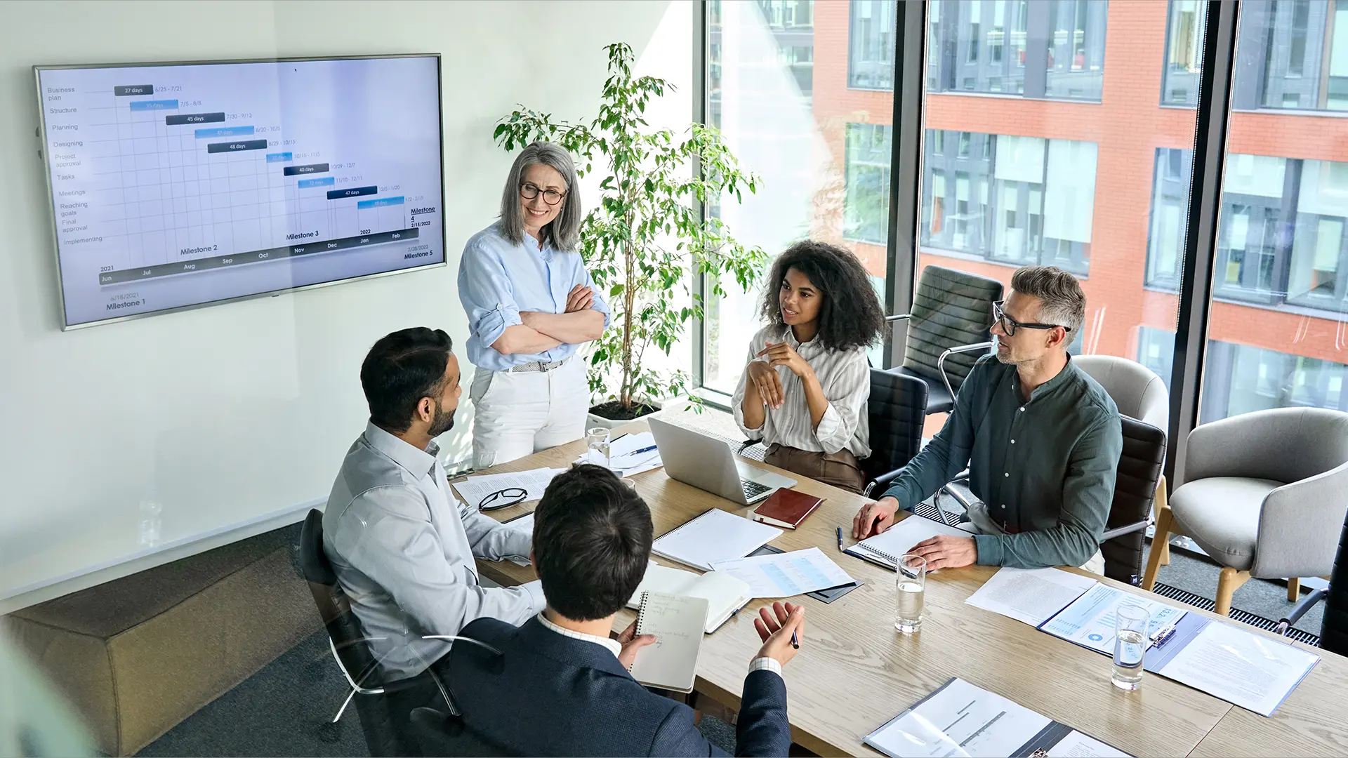 Equipe diversa em reunião de planejamento estratégico no escritório