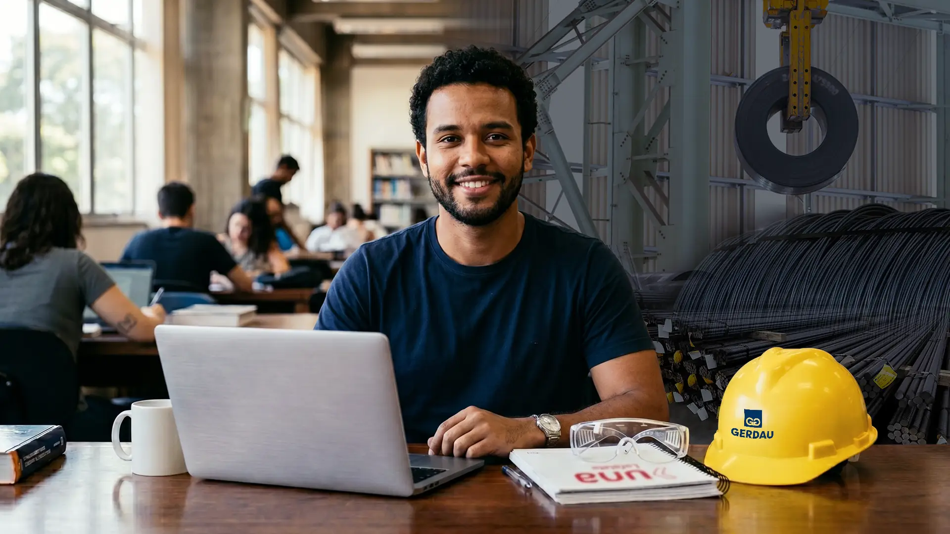 Estudante sorridente com notebook em biblioteca com sobreposição de elementos de indústria siderúrgica