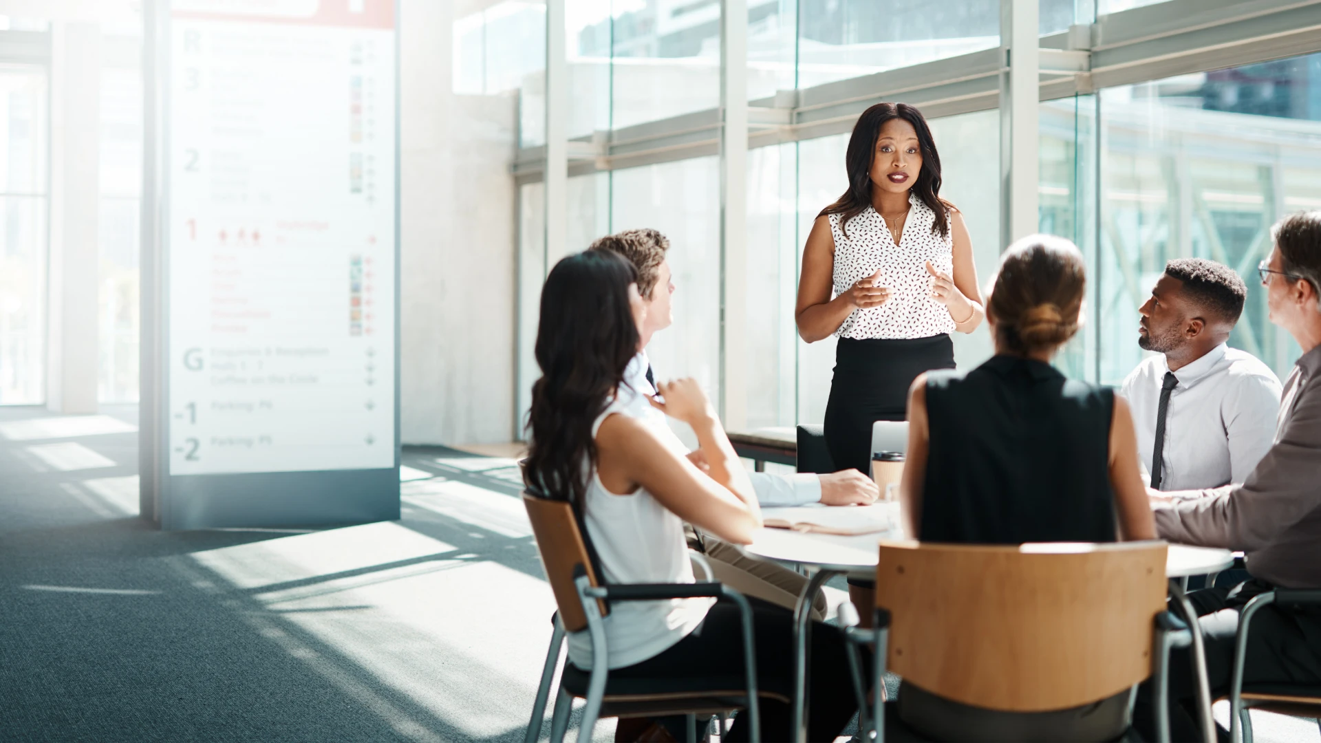 Liderança corporativa: equipe diversificada em reunião de planejamento estratégico com foco em colaboração profissional
