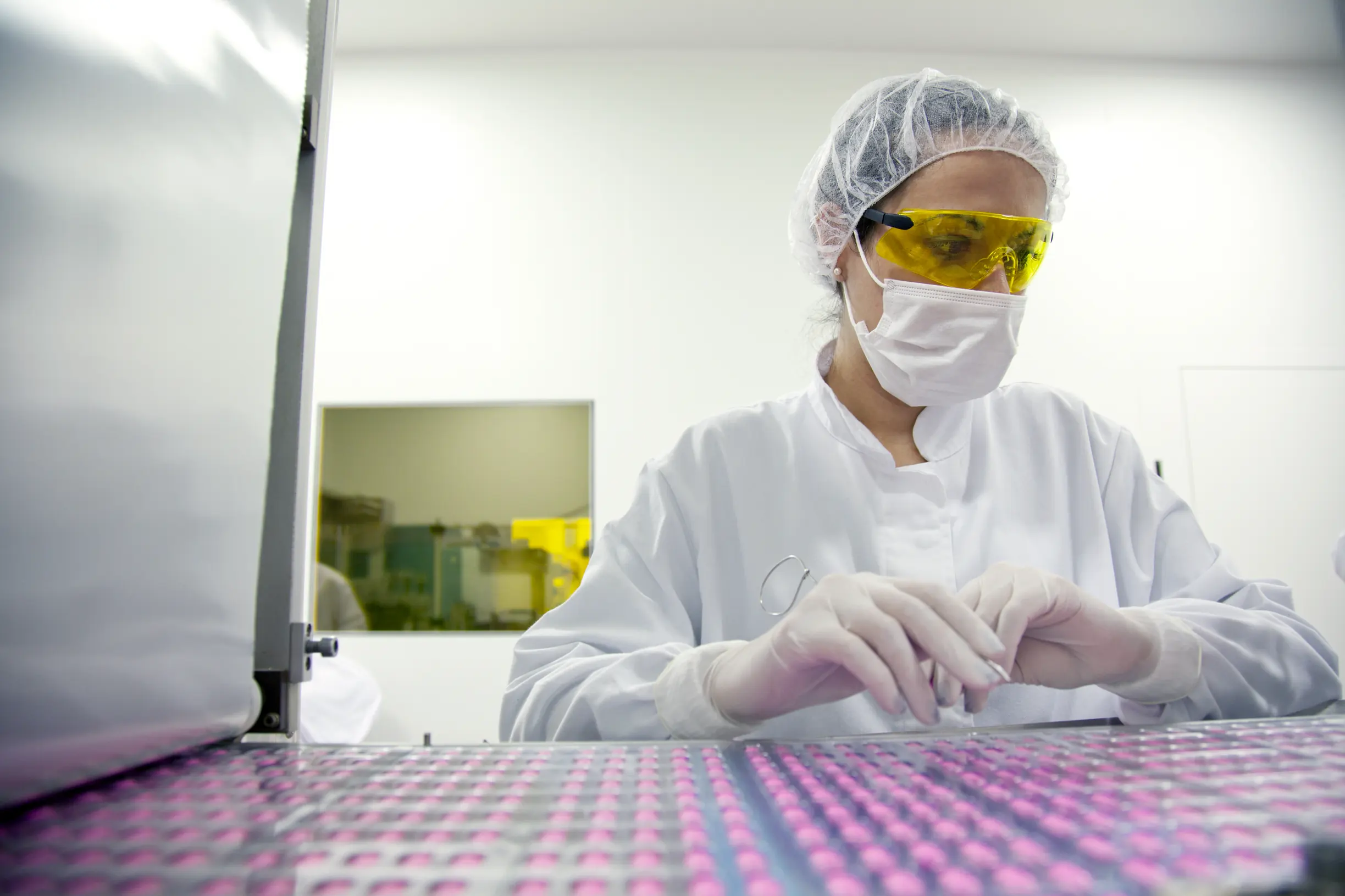 profissional de farmácia manipulando medicamentos