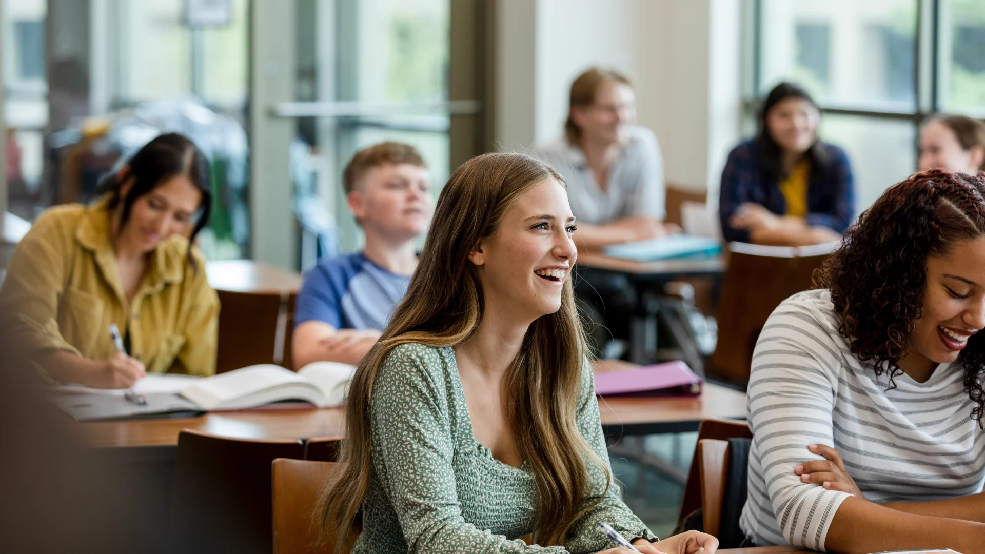 Estudantes universitários em um ambiente de aprendizado colaborativo e participativo na sala de aula
