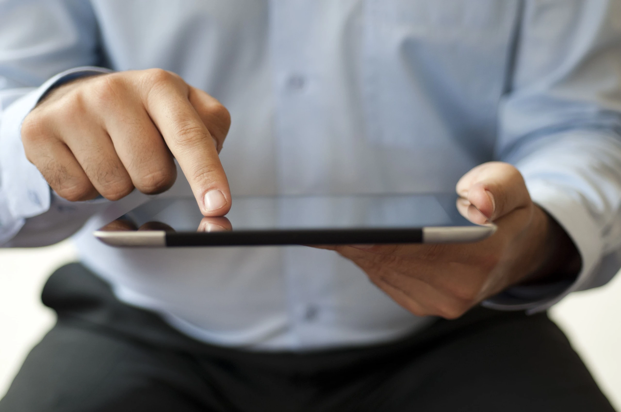 Profissional utilizando tablet digital para realizar tarefas corporativas ou acadêmicas de forma eficiente e produtiva
