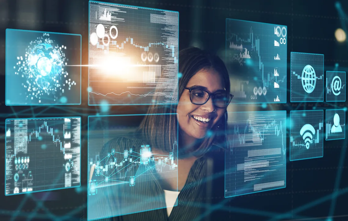 Mulher trabalhando com tecnologia